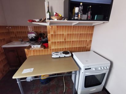 Cuisinière quatre feux et un four 
Table...