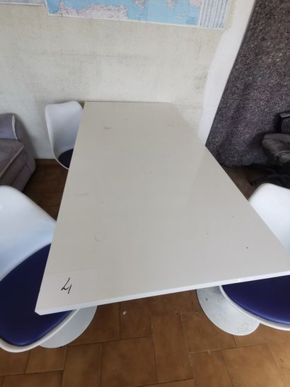 Table en mélaminé 
Trois chaises thermocourbées...
