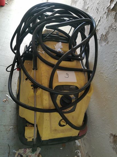 Nettoyeur à haute pression de marque KARCHER...