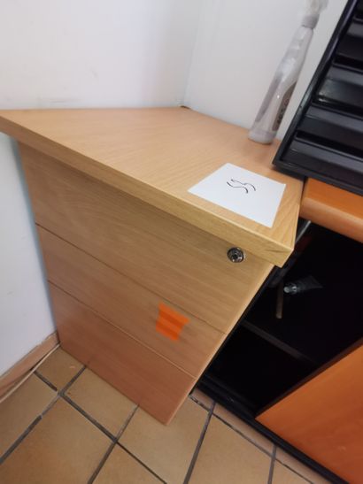 Bureau d'angle en mélaminé 
Deux meubles...