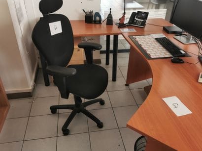 Deux bureaux en mélaminé 
Deux fauteuils
Deux...