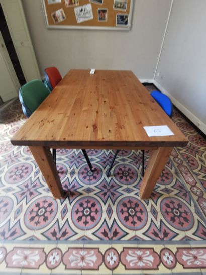 Cuisinière quatre feux et un four 
Table...