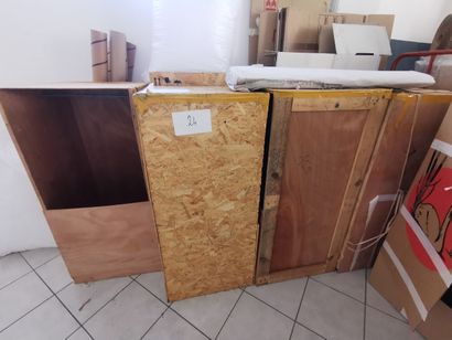 Trois caisses de transport en compressé 