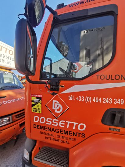 Véhicule RENAULT modèle MIDLUM, plateau 
Immatriculé...