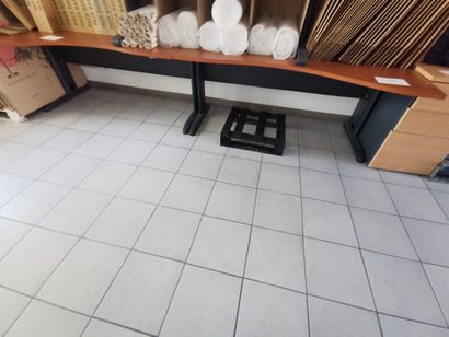 Etagère métallique 
Table en mélaminé 
Bureau...