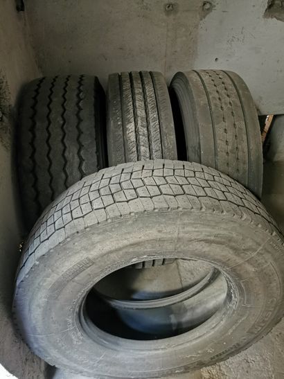 4 pneus de tracteur routier de modèle di...