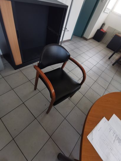 Deux bureaux en mélaminé 
Deux fauteuils
Deux...