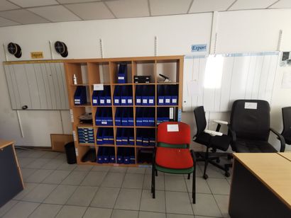 Trois bureaux d'angle en mélaminé 
Bureau...