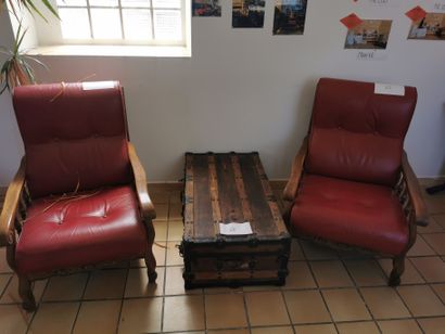Deux fauteuils
Malle de voyage
Bureau d'angle...