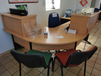 Deux fauteuils
Malle de voyage
Bureau d'angle...
