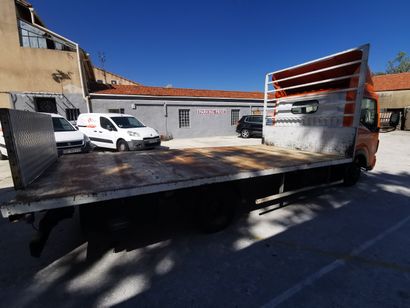 Véhicule RENAULT modèle MAXITY plateau 
Immatriculé...