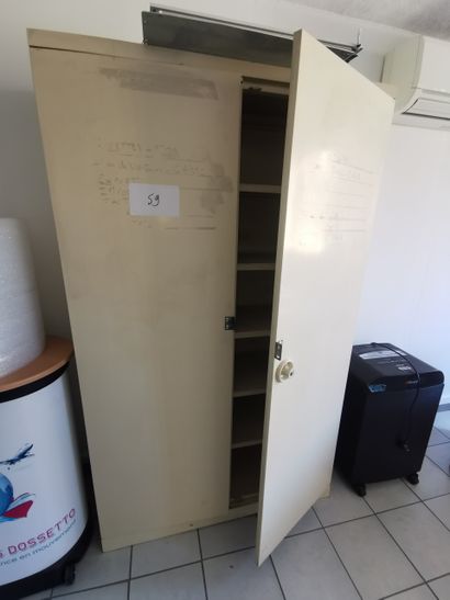 Etagère métallique 
Table en mélaminé 
Bureau...