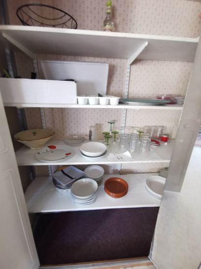 Cuisinière quatre feux et un four 
Table...