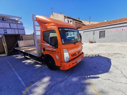Véhicule RENAULT modèle MAXITY plateau 
Immatriculé...