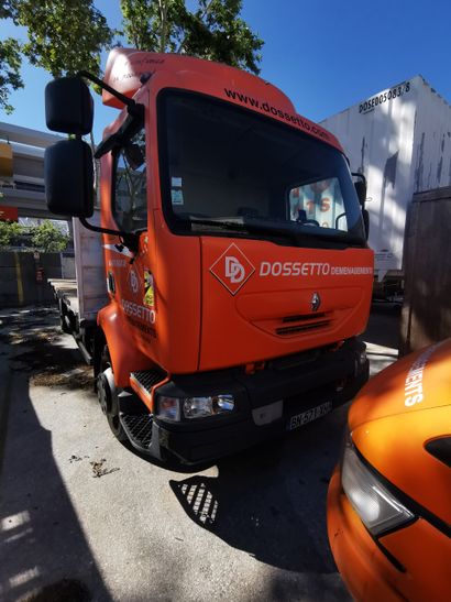 Véhicule RENAULT modèle MIDLUM, plateau 
Immatriculé...
