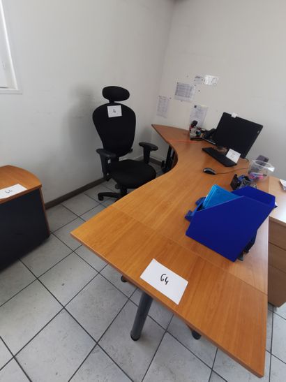 Deux bureaux en mélaminé 
Deux fauteuils
Deux...