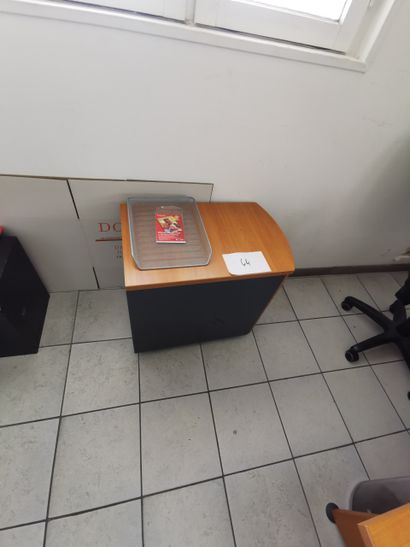 Deux bureaux en mélaminé 
Deux fauteuils
Deux...