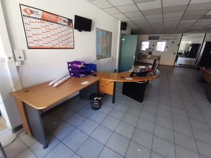 Trois bureaux d'angle en mélaminé 
Bureau...