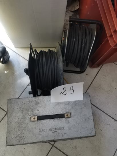 Pinces 
Deux rallonges électrique 
Boite...
