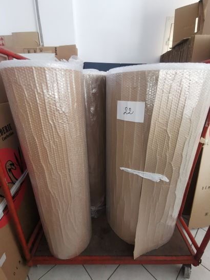 Trois rouleaux de papier bulle