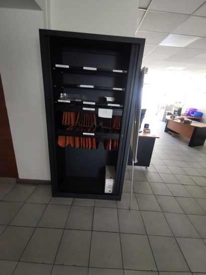 Trois bureaux d'angle en mélaminé 
Bureau...