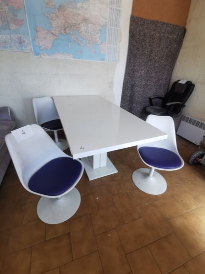 Table en mélaminé 
Trois chaises thermocourbées...