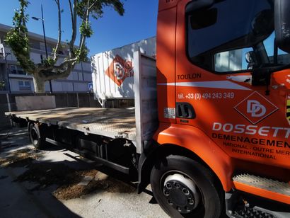 Véhicule RENAULT modèle MIDLUM, plateau 
Immatriculé...