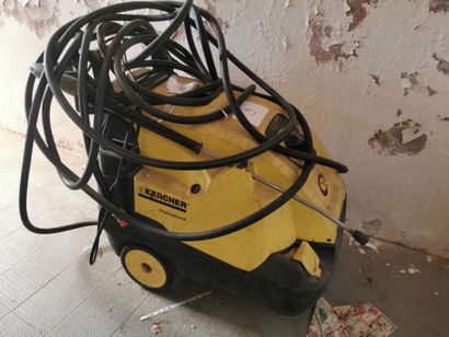 Nettoyeur à haute pression de marque KARCHER...