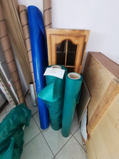 trois rouleaux de plastique