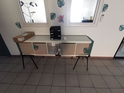Trois bureaux d'angle en mélaminé 
Bureau...