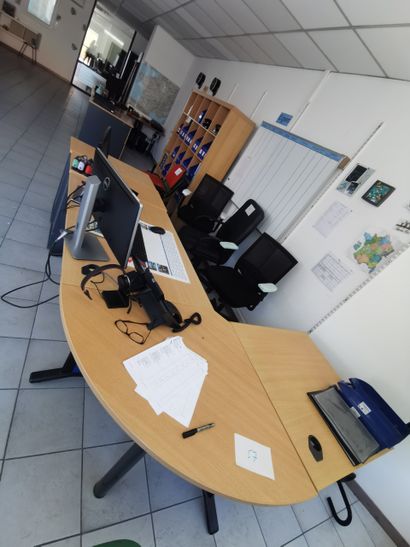 Trois bureaux d'angle en mélaminé 
Bureau...