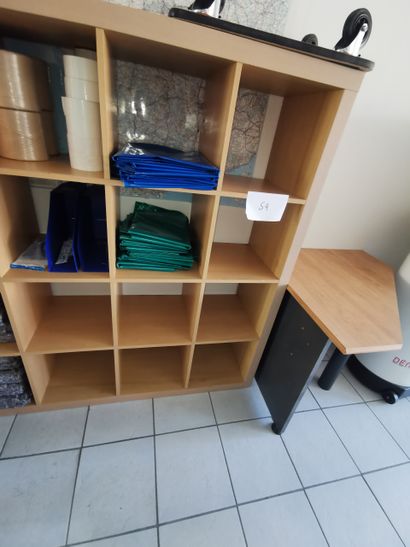 Etagère métallique 
Table en mélaminé 
Bureau...