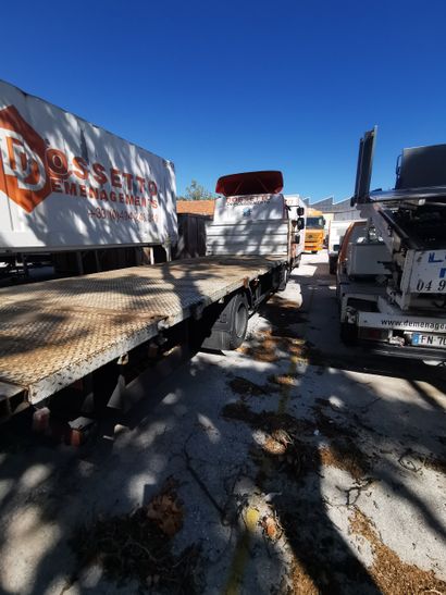 Véhicule RENAULT modèle MIDLUM, plateau 
Immatriculé...
