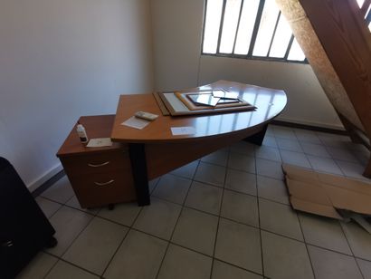 Etagère métallique 
Table en mélaminé 
Bureau...