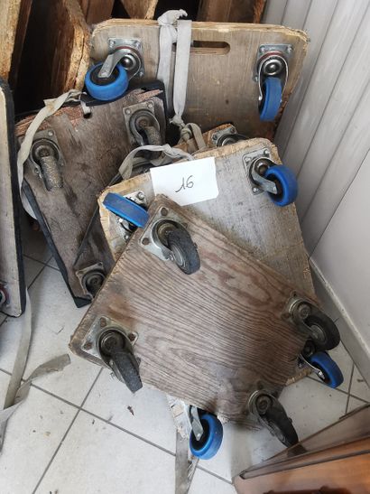 cinq plateaux de manutention