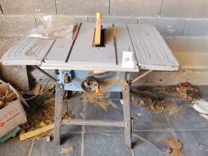 Scie circulaire sur table 
Meuleuse 
Scie...