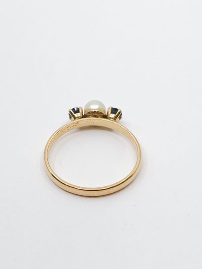 BAGUE en or jaune 750° ornée d'une perle...