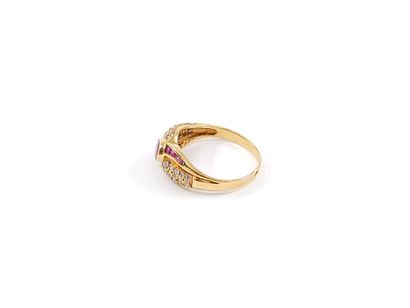 BAGUE en or jaune 750° ornée d'un rubis en...