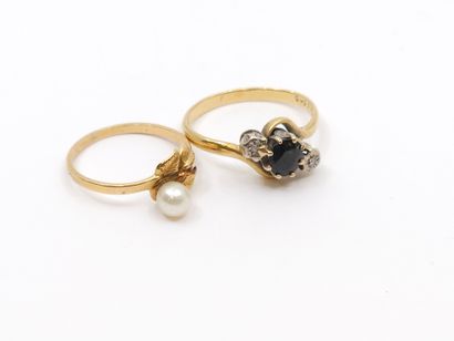 LOT comprenant : 
BAGUE en or jaune ornée...