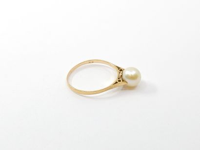 BAGUE en or jaune 750° ornée d'une perle...