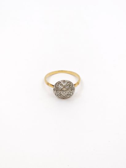BAGUE en or jaune 750° ornée de roses 
Poids...