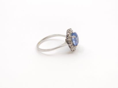BAGUE MARGUERITE en or gris 750° ornée d'un...
