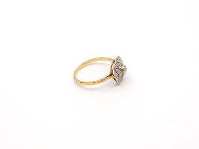 BAGUE en or jaune 750° ornée de roses 
Poids...
