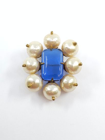 PENDENTIF en métal doré ornée d'une pierre...