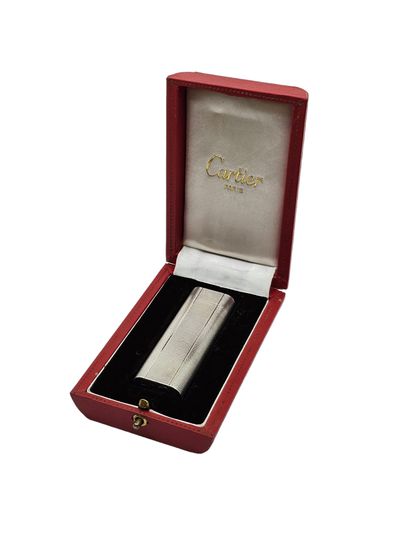 CARTIER 
Elegant briquet en métal argenté...