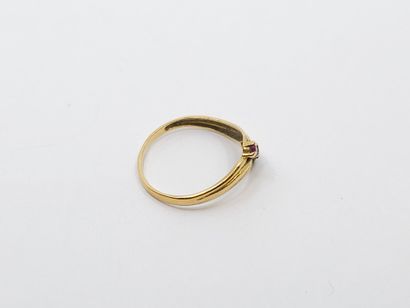 BAGUE en or jaune 750° ornée d'un rubis,...