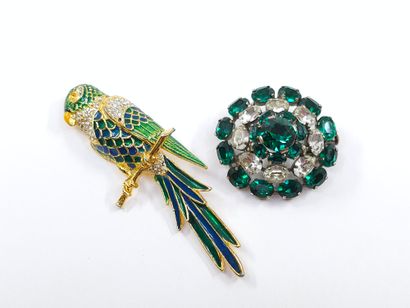 DEUX broches en métal doré, l'une figurant...