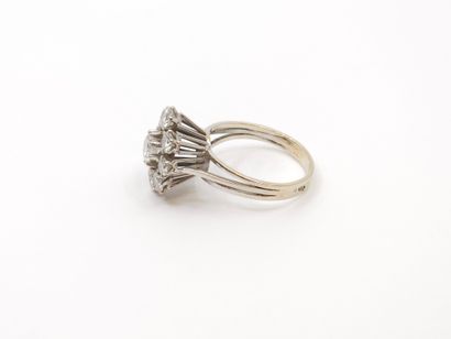 BAGUE MARGUERITE en or et platine ornée d'un...