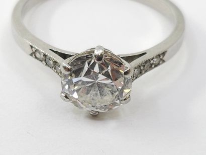 BAGUE solitaire en or gris 750° ornée d'un...