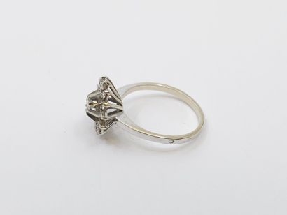 LOT comprenant : 
Bague marguerite en or...